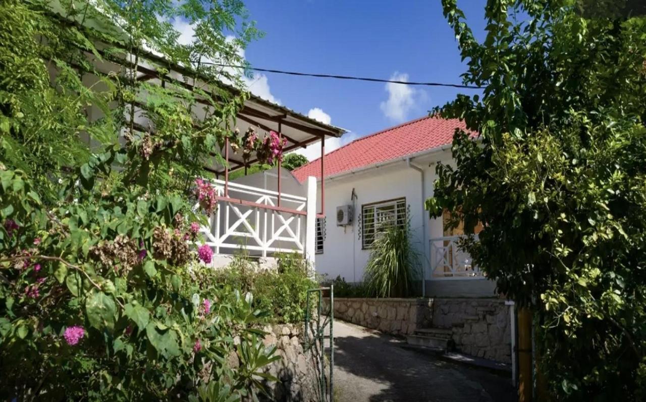 Maison De Vacanze Baie Sainte Anne Exterior photo